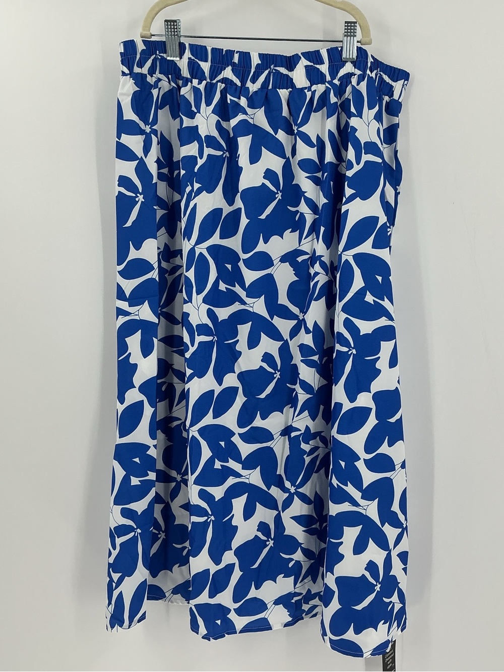 blue and white floral print maxi skirt featuring an elastic waistband 1XL